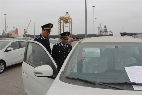 CBCC Hải quan kiểm tra ô tô NK tại Cảng Cái Lân. 
