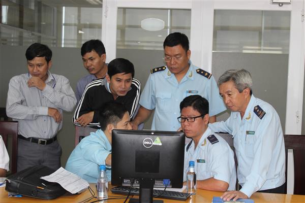 Cơ quan Hải quan trao đổi triển khai giám sát Hải quan điện tử tại cảng Cát Lái sáng 26-12.