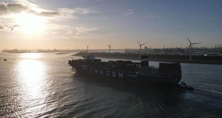 English) French carrier orders 22 container ships - MBF